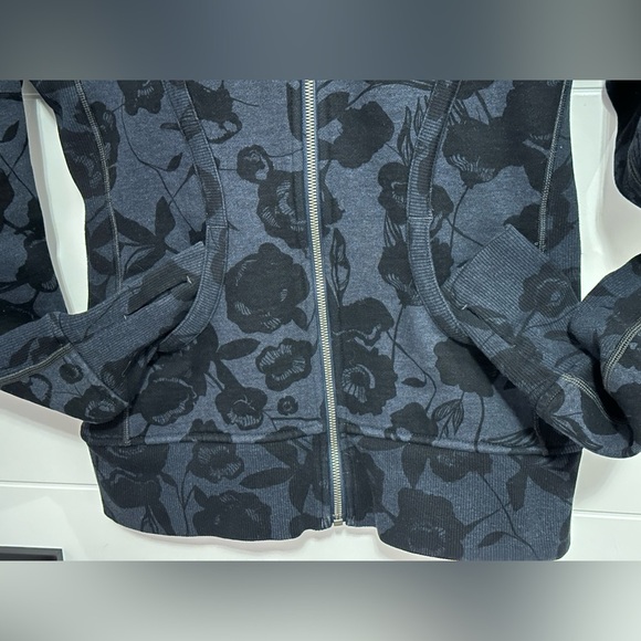 Lululemon Scuba Hoodie II: Flat Inky Floral Heathered Inkwell Deep Coal- Size 8 - Picture 5 of 9